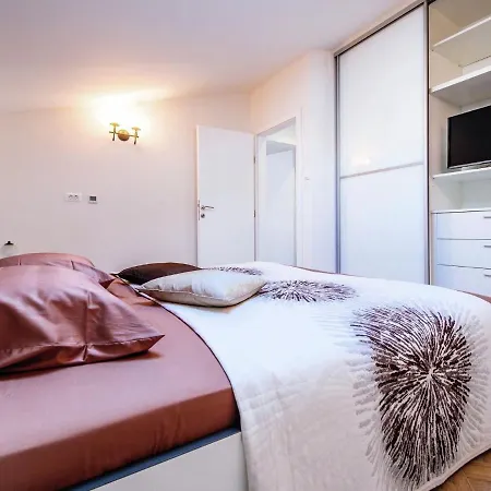 Apartment Luxurious In With Garden