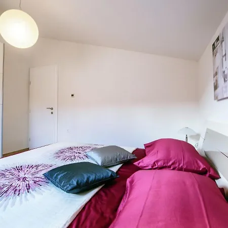 Luxurious In With Garden Apartment *