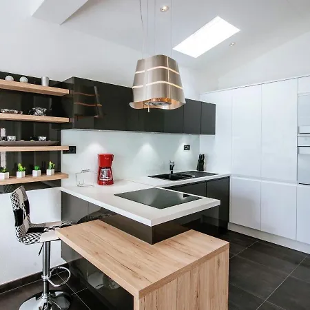 Luxurious In With Garden Apartment *
