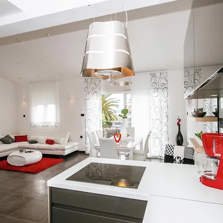 Luxurious In With Garden Apartment *